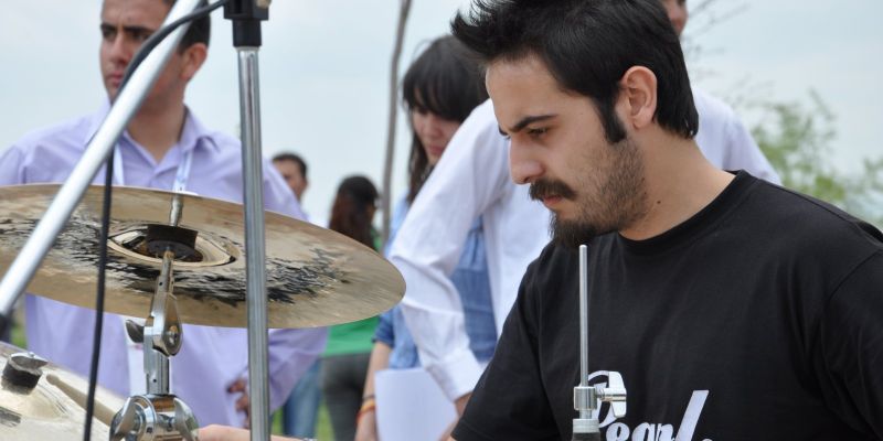 Ik speel de drums. ik woon in Roermond.