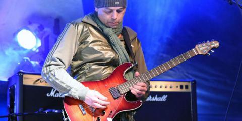 Sologitarist (zanger) zoekt creatieve stevige band...