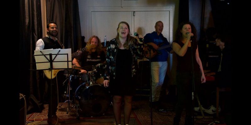 Ameezingband zoekt toetsenist & blazers