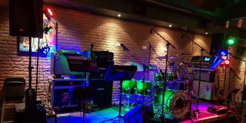 Opnieuw startende band zoekt bassist(e), toetsenist(e) en zanger(es)