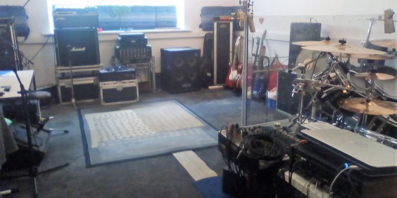 Bassist/e + Gitarist/e gezocht
