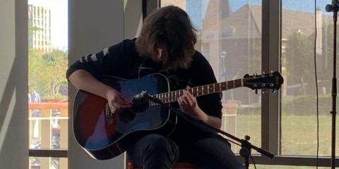 Gitarist will band beginnen