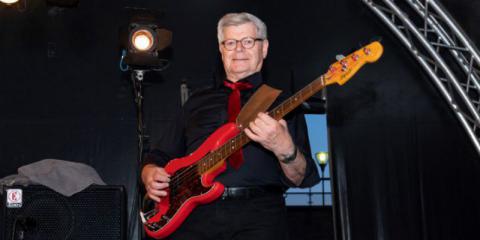 Bassist/slaggitarist zoekt in Twente..