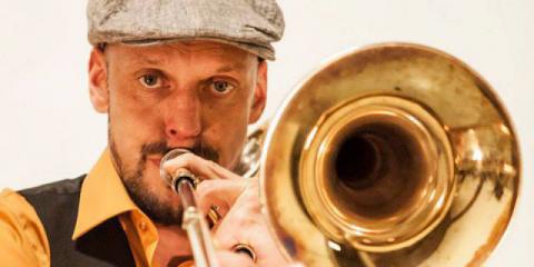 Bassist zoekt een folk/bossa nova/chanson-band
