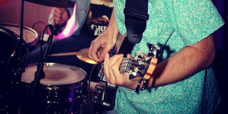 Enthousiaste Bassist Zoekt Een Serieuze Band