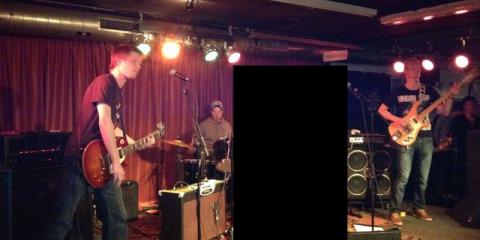 Ambitieloze Rockband zoekt tweede Gitarist.