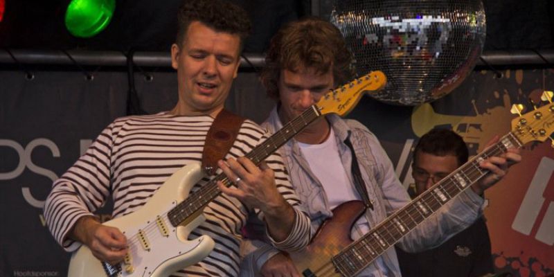 Ervaren allround gitarist zoekt coverband (akoestisch of elektrisch)