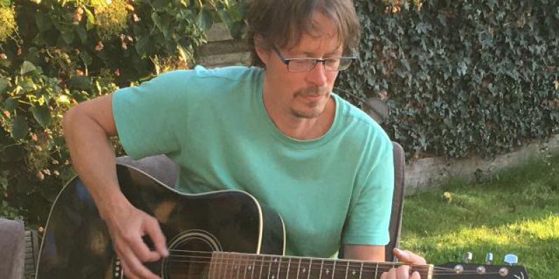 Gitarist zoekt gelijkgestemden om gewoon gezellig samen muziek te maken (pop, blues, rock)