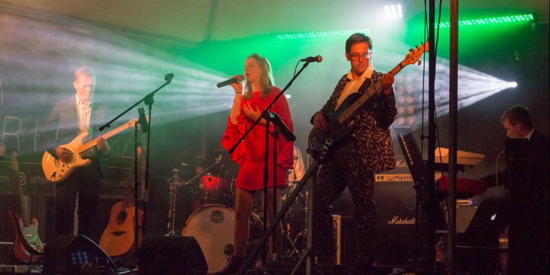 Showband After Hourz zoekt zanger(es) en drummer/-ster in Twente