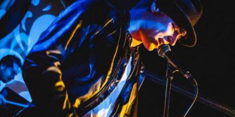 Zanger/gitarist zoekt drummer en bassist voor rockband