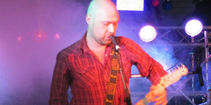 Bassist (46) zoekt alternatieve punk/rock/alternative band met eigen materiaal