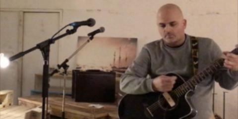 Zanger / Gitarist zoekt (semi) akoestische bassist in Amsterdam