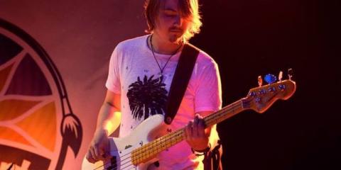 Bassist zoekt serieuze band