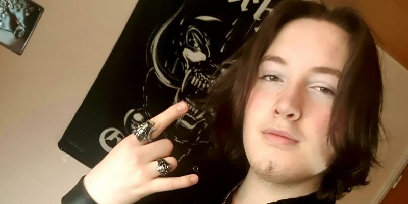 Zelf aangeleerd Bassist zoekt band