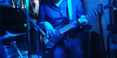 Bassist zoekt