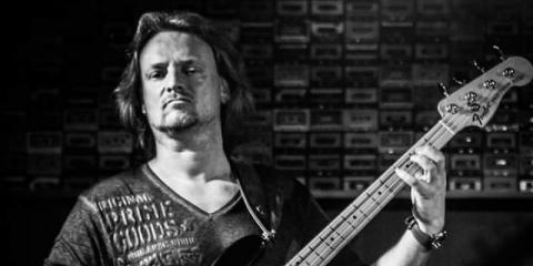 Gedreven bassist op zoek naar een bleus /Rockband