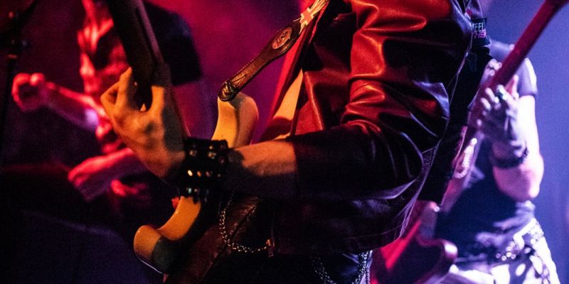Op zoek naar dé glam metal band