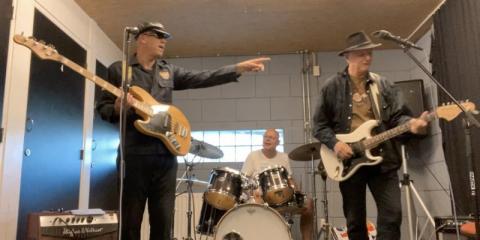 Drummer en bassist gezocht voor bluesock