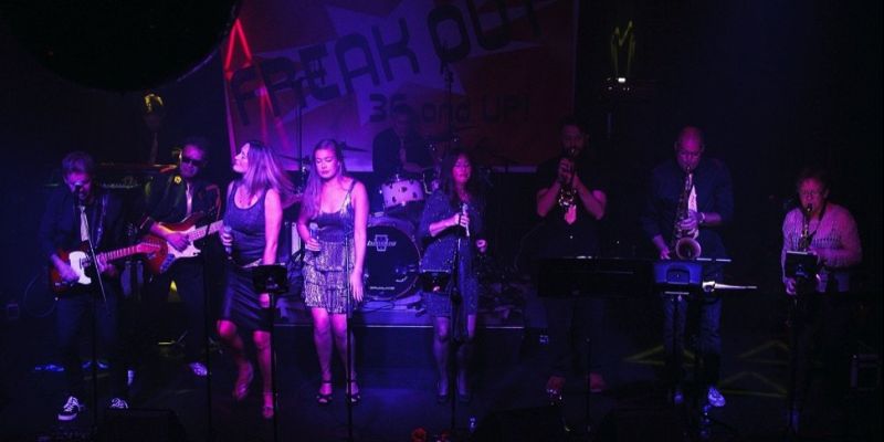 Coverband zoek toetsenist