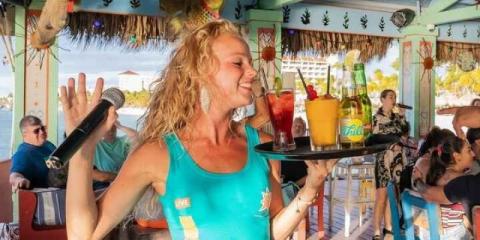 Zangerers/zangeressen met horeca skills gezocht op Aruba!