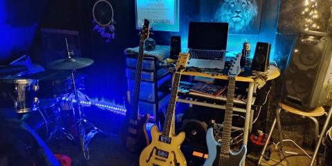 Guitar and bassplayer