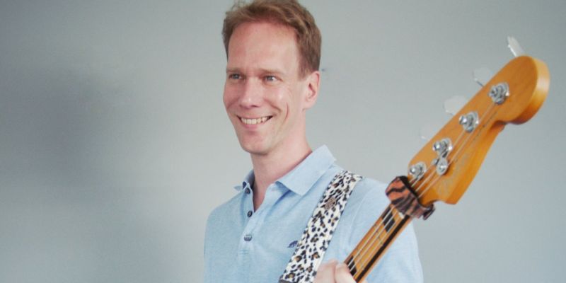 Bassist zoekt band in de buurt van Willemstad