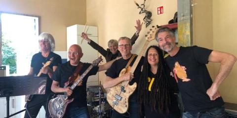 Coverband zoekt zanger(es) met podiumervaring