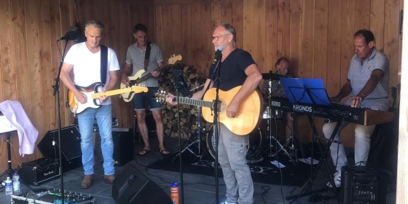 Zanger (zangeres) gezocht voor cover(rock)band