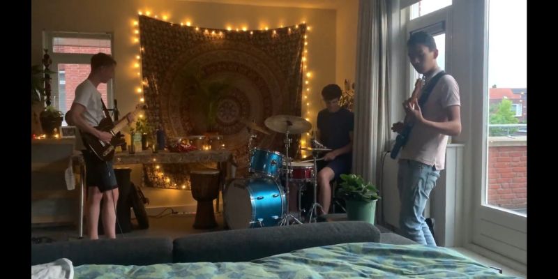 Zanger/zangeres, bassist en toetsenist gezocht voor onze band!