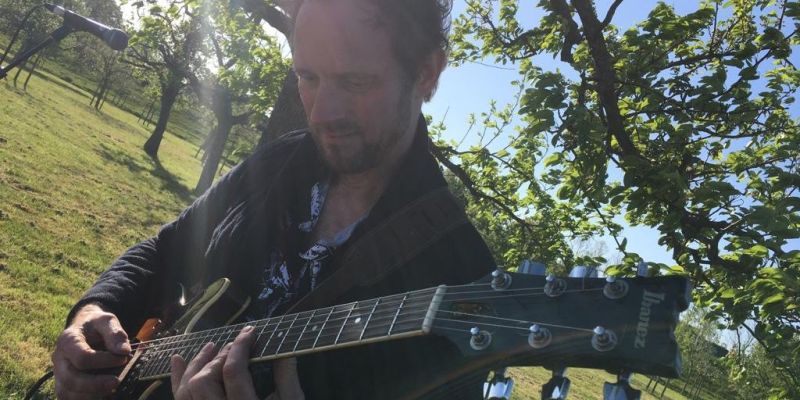 Jazzgitarist zoekt band of muzikanten