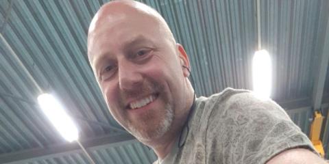 Charismatische zanger en gevorderde gitarist gezocht