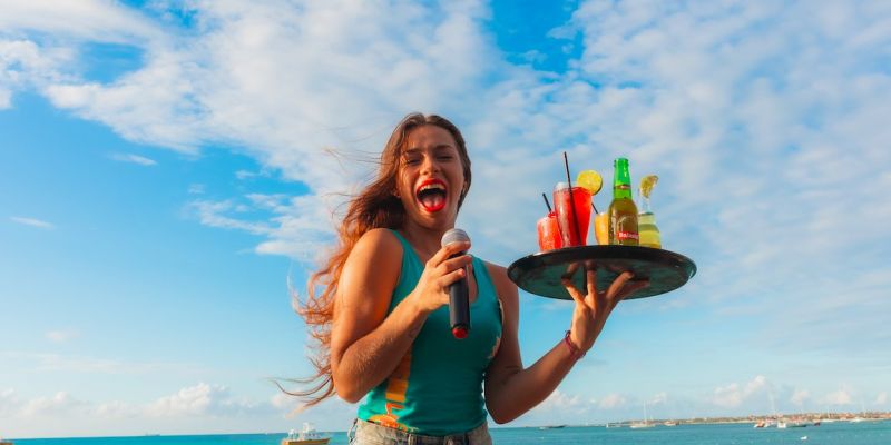 OP ZOEK NAAR: Singing waitress/bartender! (man of vrouw)