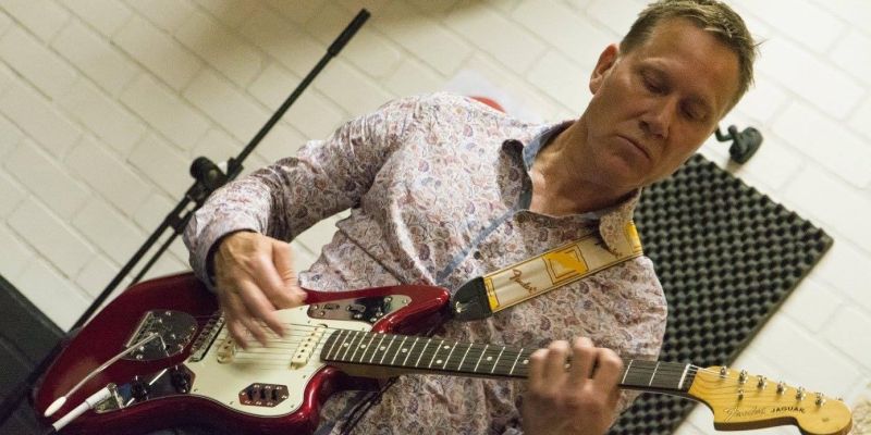 Gitarist zoekt surf- of bluesband
