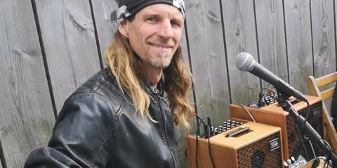 Dobro/slide/lapsteel speler biedt zich aan