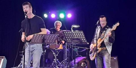 Wordt jij onze slag of solo gitarist , regio Zwanenburg (Noord Holland)