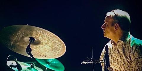 Groovende drummer zoekt aansluiting band