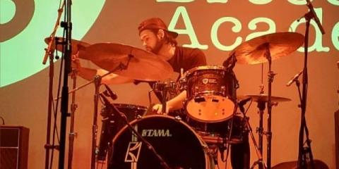 Drummer zoekt band