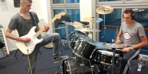 Gitarist en drummer zoeken band(leden)