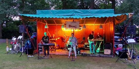 Drummer en sologitarist gezocht