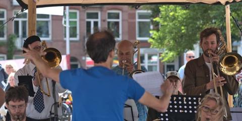 Kosmosis Big Band olv Iman Spaargaren uit Amsterdam zoekt trombonist en trompettist.