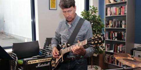 Oudere jongere snarenfietser zoekt rock-bluesband - is voorzien inmiddels!