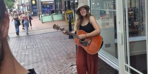 Zangeres zoekt muzikant (gitarist, pianist)
