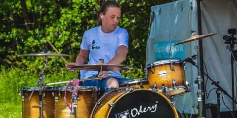 Drumster (20) zoekt band/artiesten