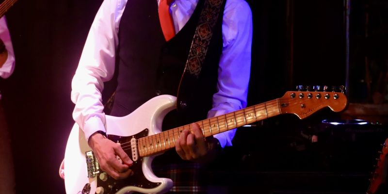 Twee ervaren muzikanten zoeken zanger en/of zangeres, drummer en als kers op de taart toetsenist