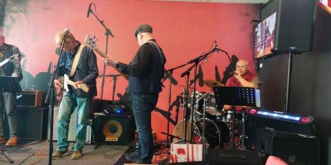 Drummer/zanger/percussionist zoekt oldies band