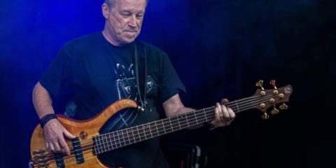 Ruige bassist zoekt echte band