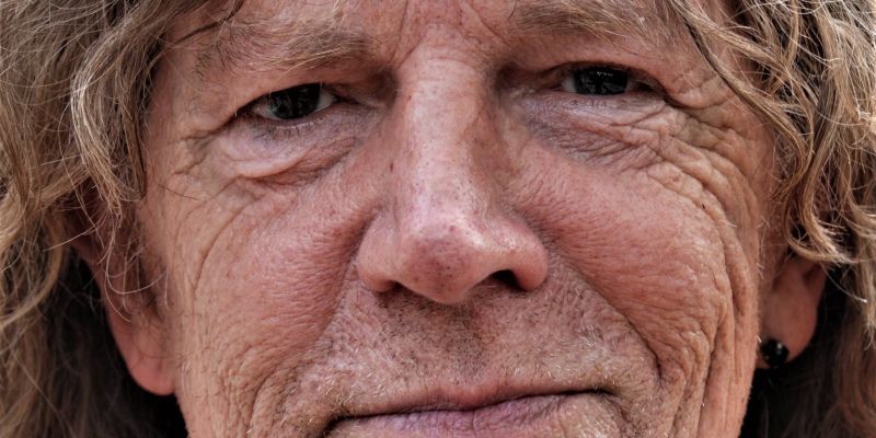 Drummer met oefenruimte zoekt band