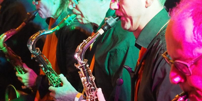 Big Band Budel zoekt een swingende saxofonist