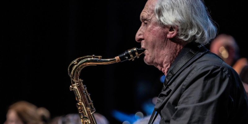 TENORSAXOFONIST zoekt bigband of combo