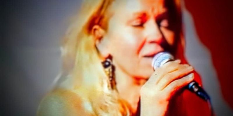 Ervaren Singer-Songwriter..(vrouw) zoekt gitarist.